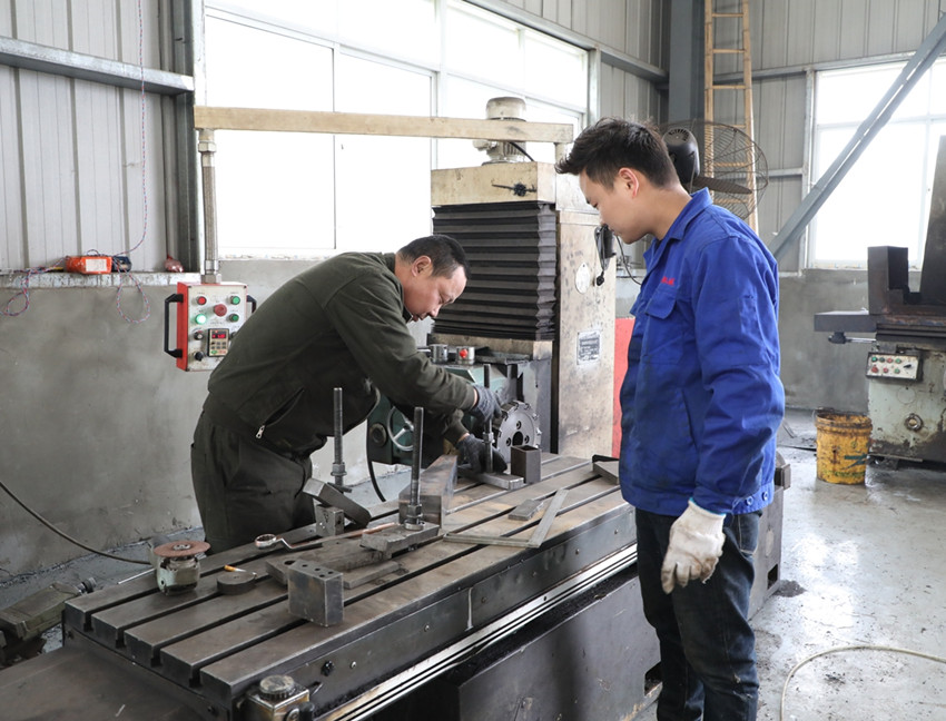 桐创公司工人在开发模具.JPG