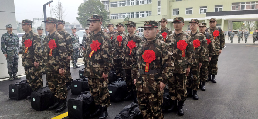 送兵入伍暖人心 热血青春踏军旅2.jpg