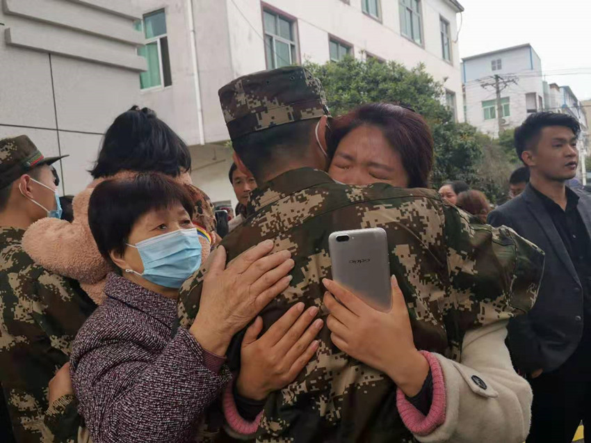 送兵入伍暖人心 热血青春踏军旅3.jpg