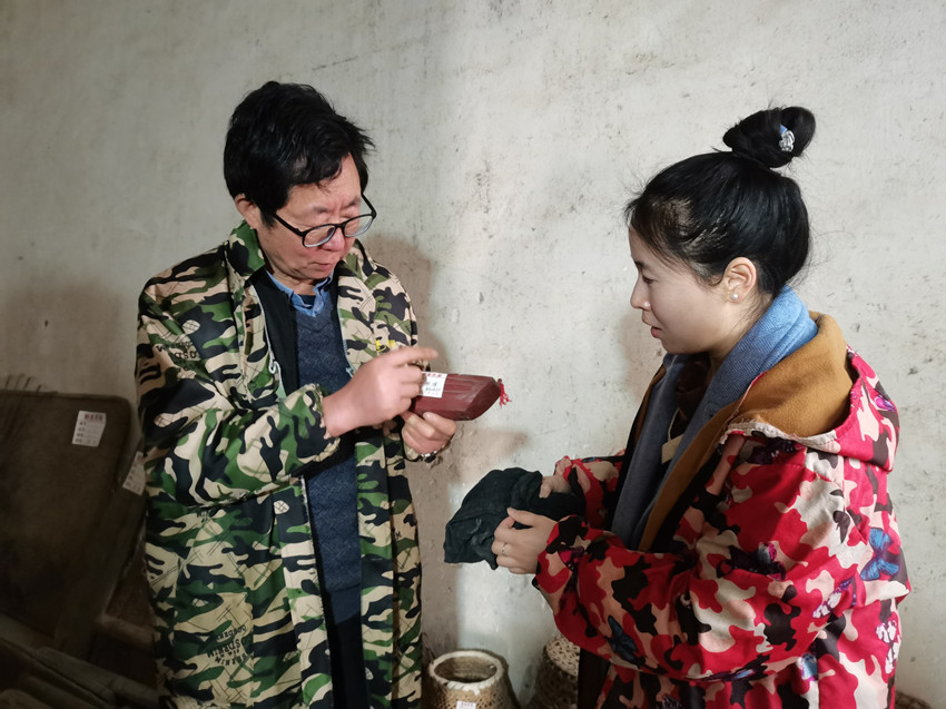童复猷正在介绍老物件.jpg