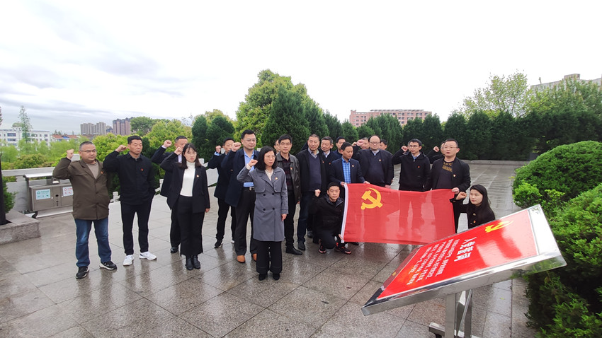 清明节烈士陵园祭扫（黄甲镇1）.jpg
