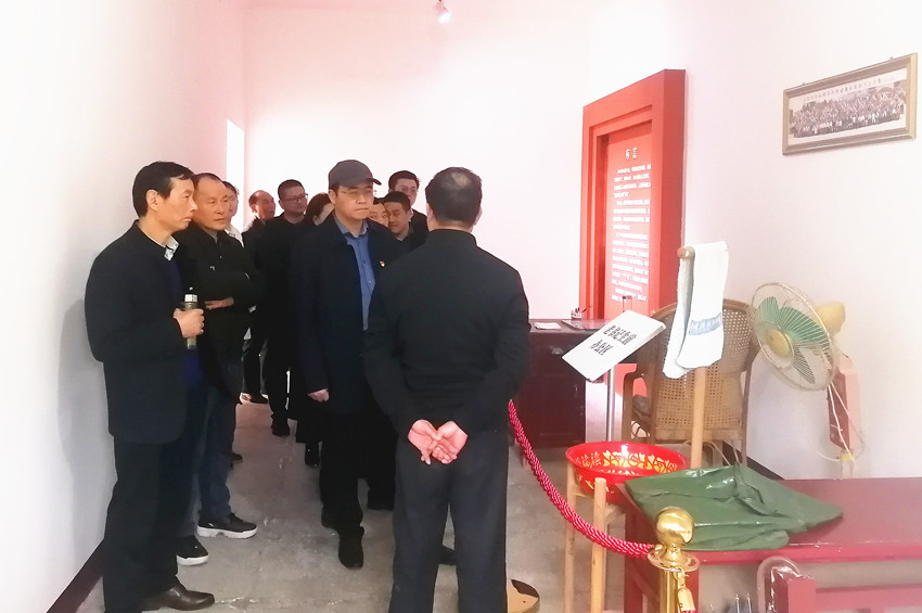 图为学习组参观宋福应先进事迹陈列馆现场.jpg