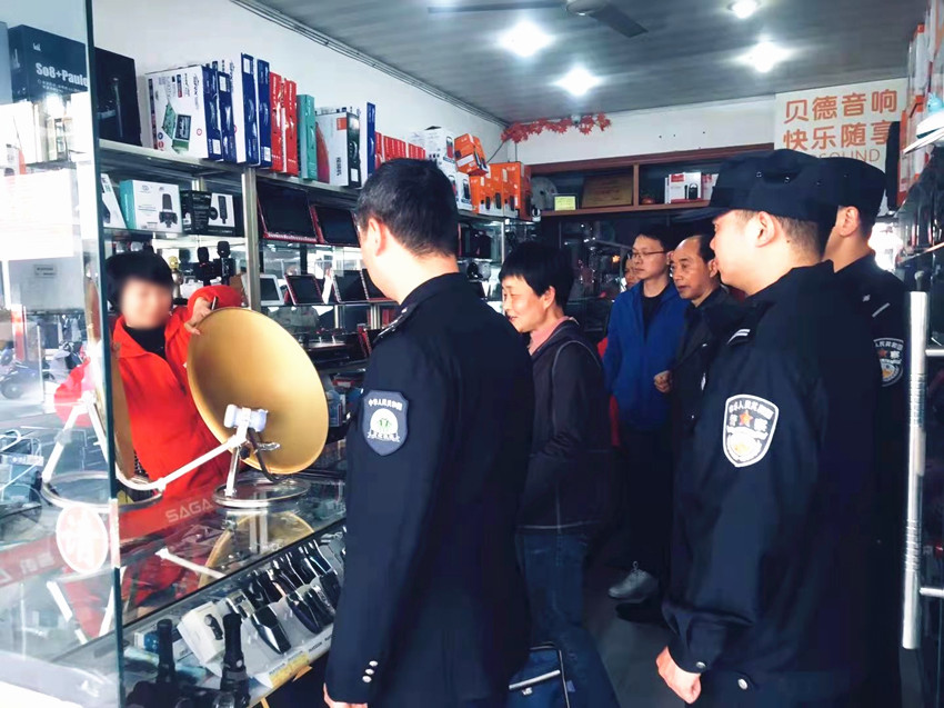 图为龙眠街道文广站配合市文化执法部门依法整治非法销售卫星小锅的情景.jpg