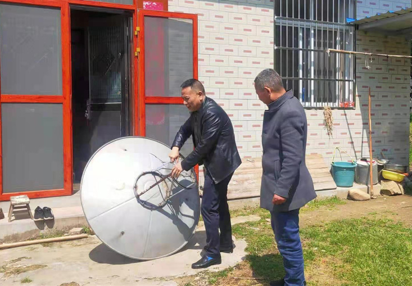 图为龙眠街道文广站干部职工帮助居民拆除卫星小锅的情景.jpg