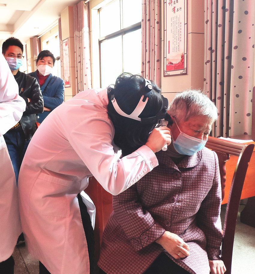 图为专家正在为老人检查听力.jpg