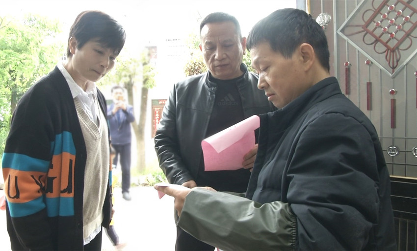 在杨礼进家中宣传1.jpg