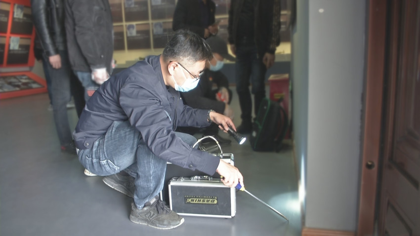 白蚁防治所技术人员在陈列馆检查白蚁.jpg