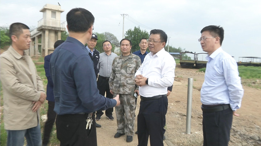 章周中在菜子湖国控断面.jpg