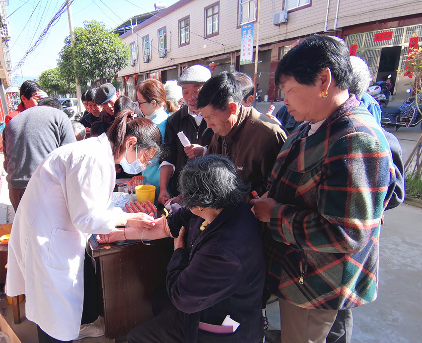 图为该村组织健康义诊活动现场.jpg