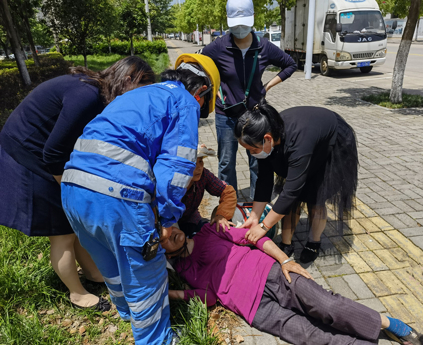 龙眠街道东关社区：老人路边晕倒，社区齐心救助 (2).jpg