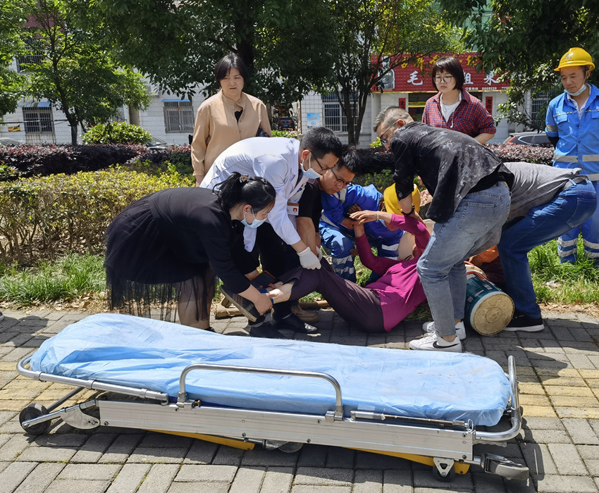 龙眠街道东关社区：老人路边晕倒，社区齐心救助 (1).jpg