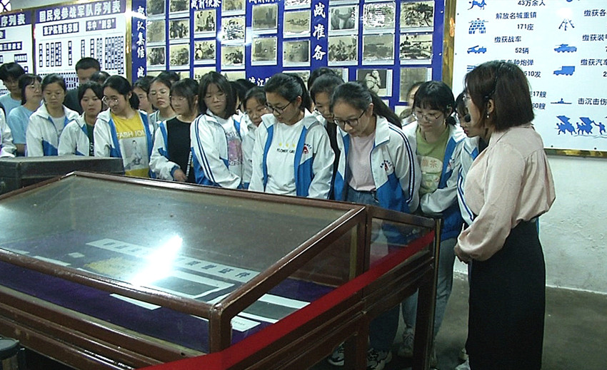 桐城中学学生在老师的带领下学习党史.jpg