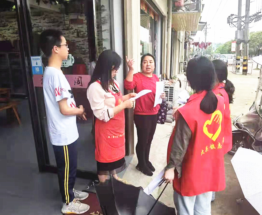 大关镇：新冠疫苗宣传入户到家2.jpg