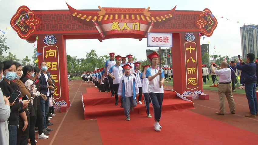 学生踏入成人门.jpg