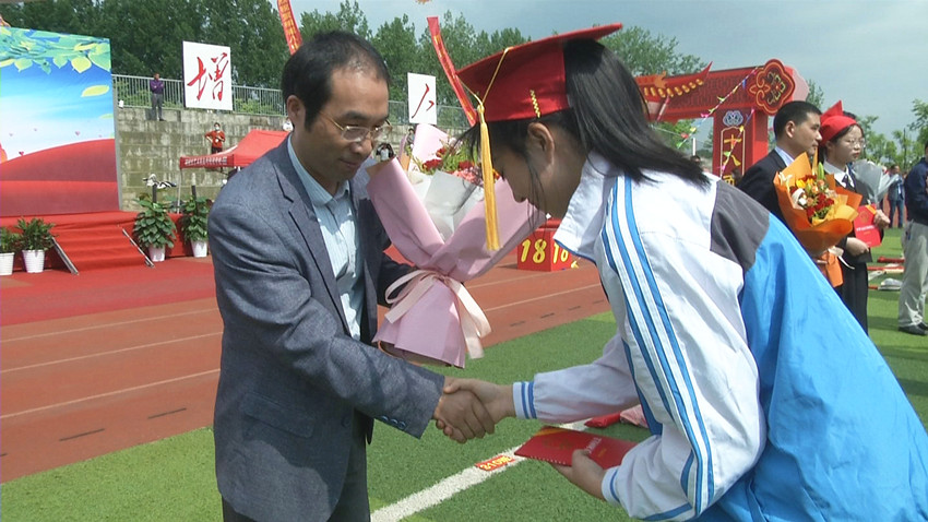 学生向老师献花 老师向学生赠送《宪法》.jpg