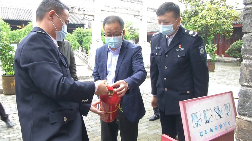 文化旅游体育局在旅游景区检查消防安全.jpg