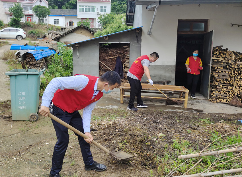 龙眠街道双溪村党员志愿者为五保户开展爱心大扫除 (1).jpg