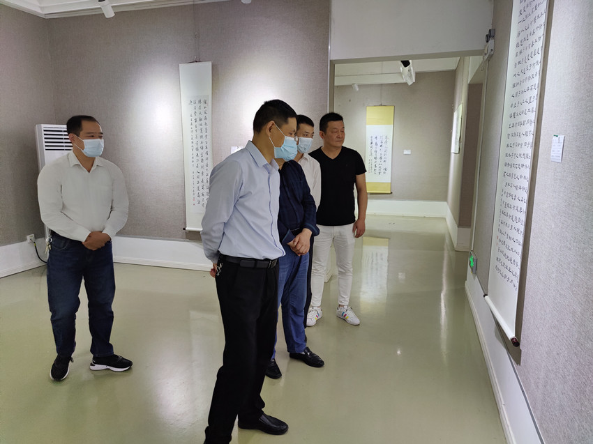 潘利民参观全市职工书法作品展4.jpg