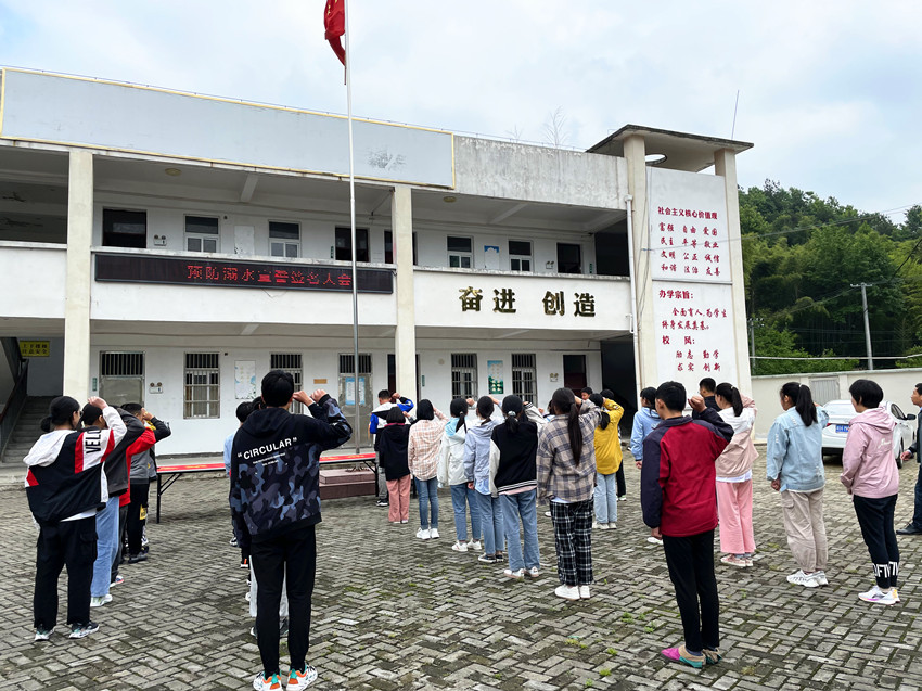黄甲镇中义中心学校举行防溺水安全教育动员大会暨宣誓签名活动 (2).jpg