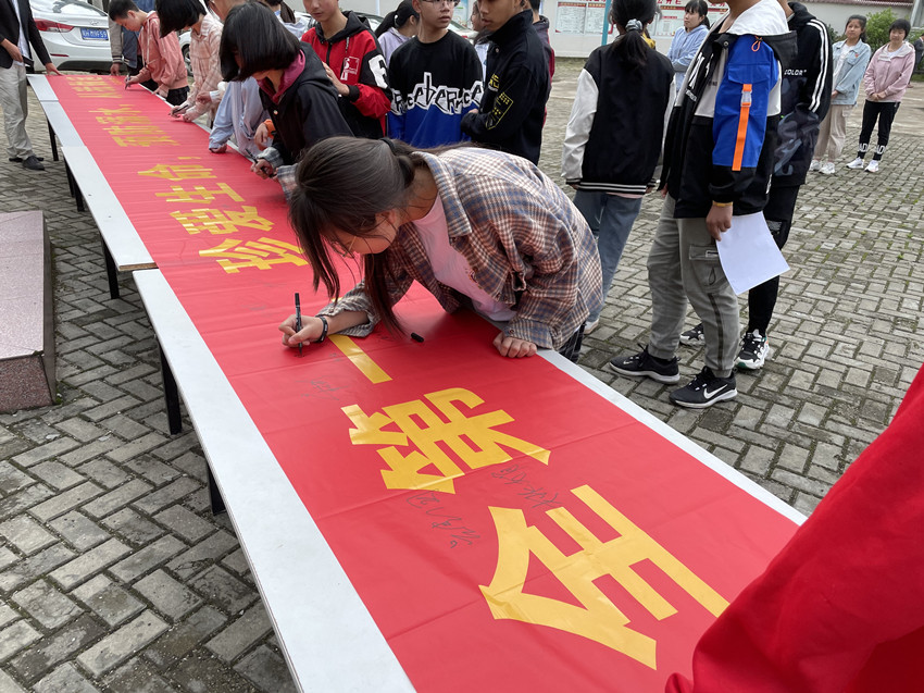 黄甲镇中义中心学校举行防溺水安全教育动员大会暨宣誓签名活动 (1).jpg