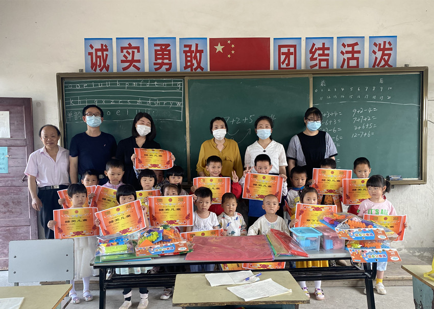 大关镇妇联：送关爱进校园1.jpg