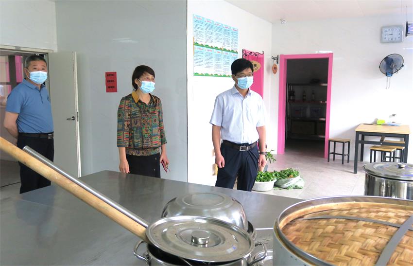 儿童节慰问2察看食堂.JPG