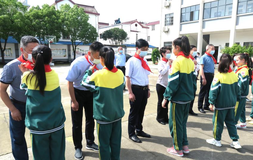 儿童节慰问3在龙眠小学里学生为市领导系上红领巾.JPG