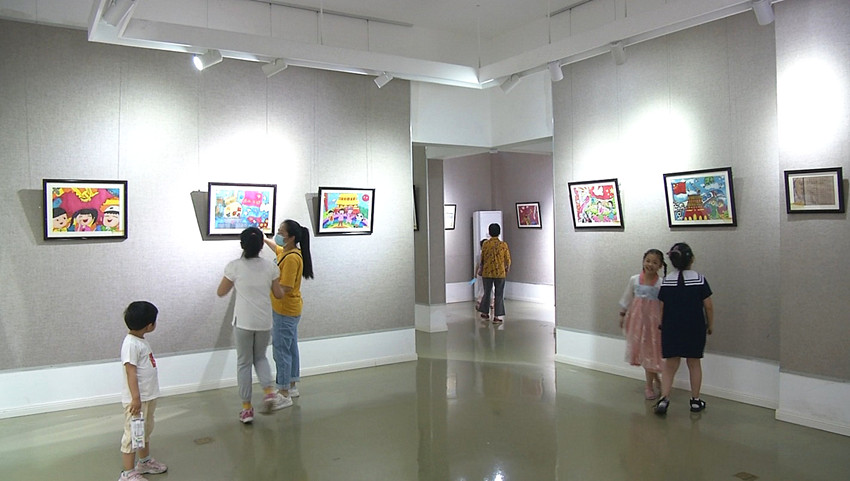 少儿书画展参观一角2.jpg