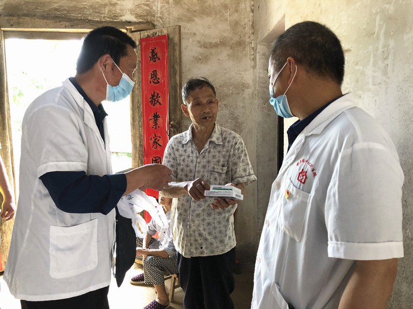 嬉子湖镇卫生院党支部为群众测量血压、血糖等相关检查，发放免费治疗药物2.jpg