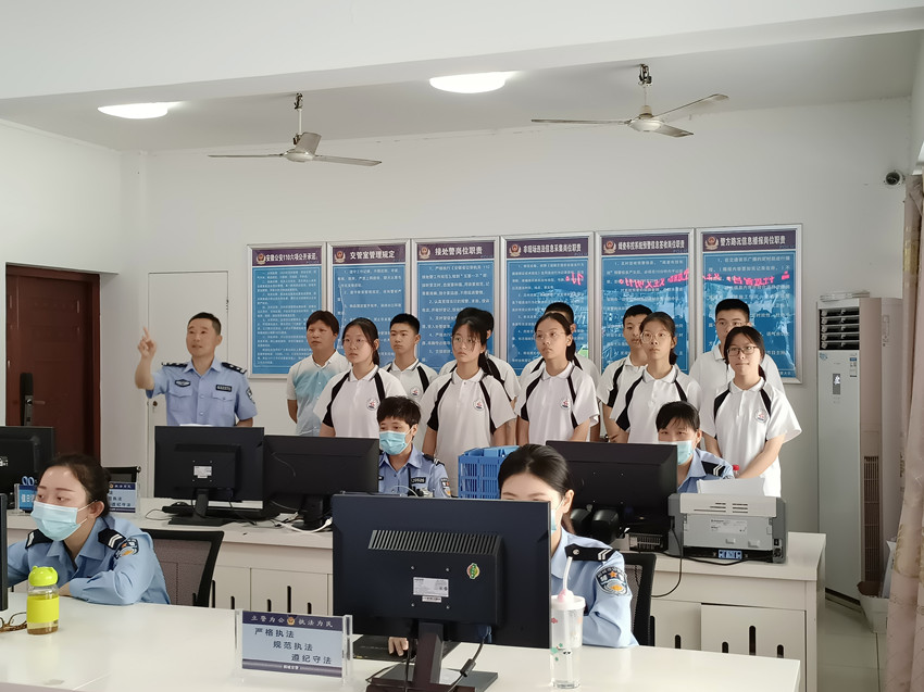 桐城交警邀请中学生进警营开展交通安全教育活动 (1).jpg