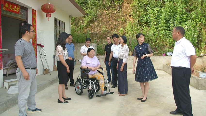 残联为黄甲镇汪河村肢体二级残疾人--杨梅香送去电动轮椅.jpg