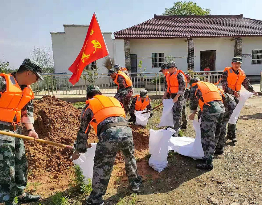 民兵们用编织袋装沙土.jpg