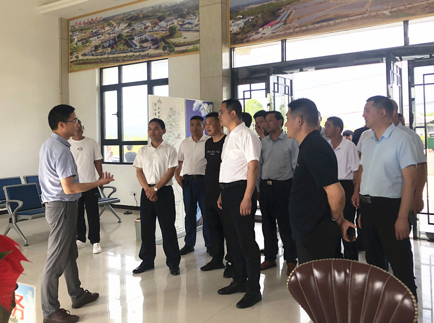图为考察团实地参观黄铺村游客服务中心.jpg