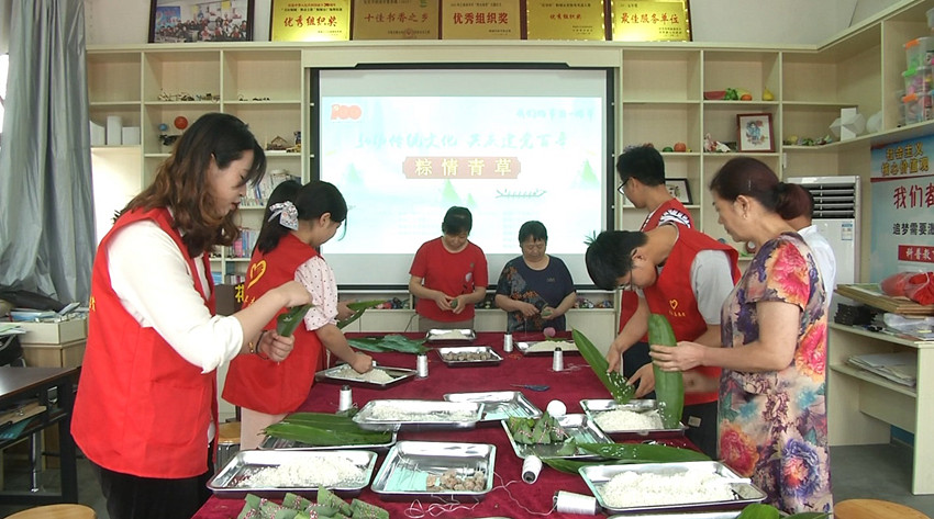 图为包粽子现场.jpg