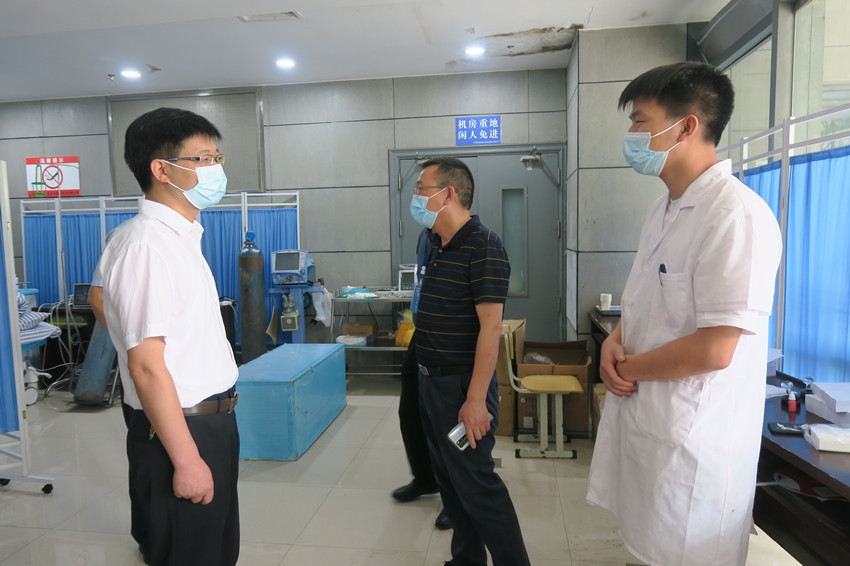 徐雄慰问疫苗接种人员2.JPG