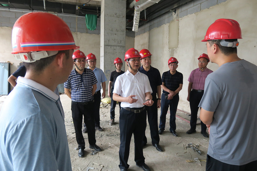 徐雄督导市医院新区建设2.JPG