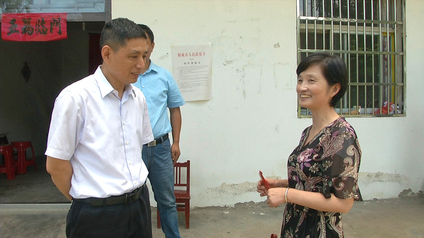潘利民到大关慰问困难党员胡章来.jpg