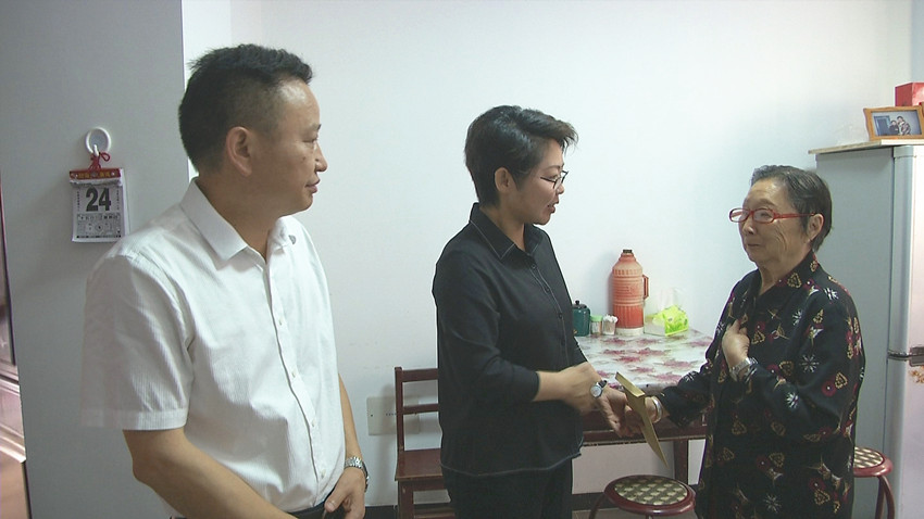 金秋明慰问程炳其老人.jpg