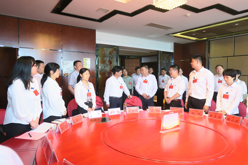 在代表团慰问4.JPG