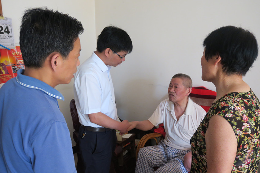 书记71慰问.JPG