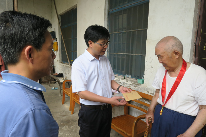 书记71慰问2.JPG