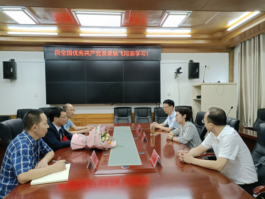 市领导接见我市全国“两优一先”表彰对象.jpg