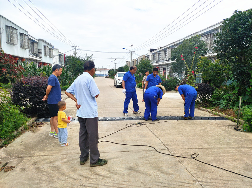 新庄一组小区路口安装减速带施工现场.jpg