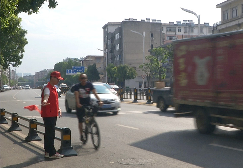 市民劝导文明交通.jpg