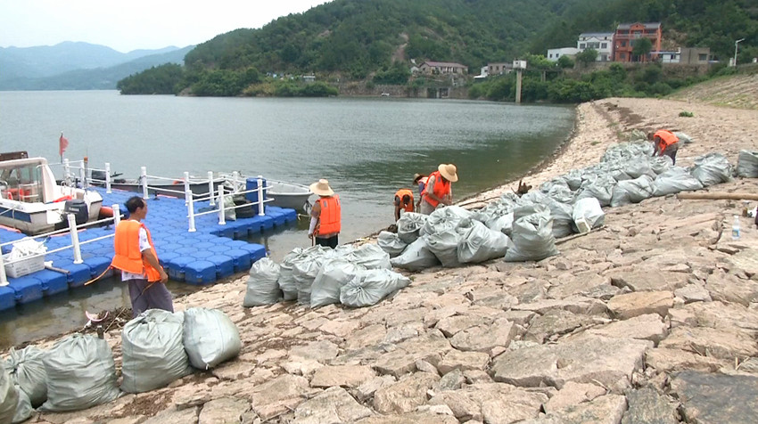 水源保护执法员战高温 守护一江碧水 (4).jpg