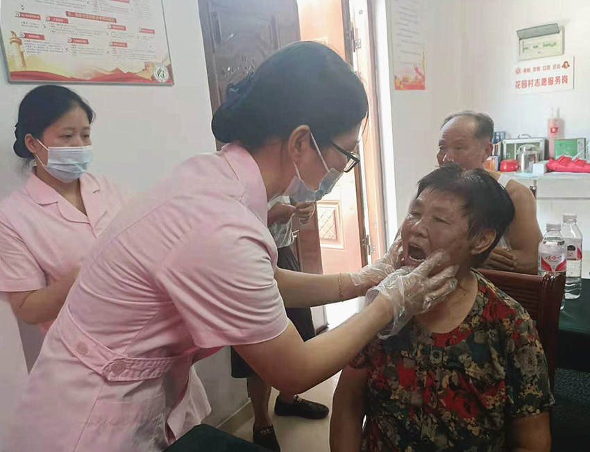 花园村开展为老人口腔检查活动.jpg