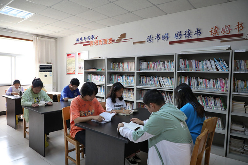 读者在吕亭镇图书分馆阅读.JPG