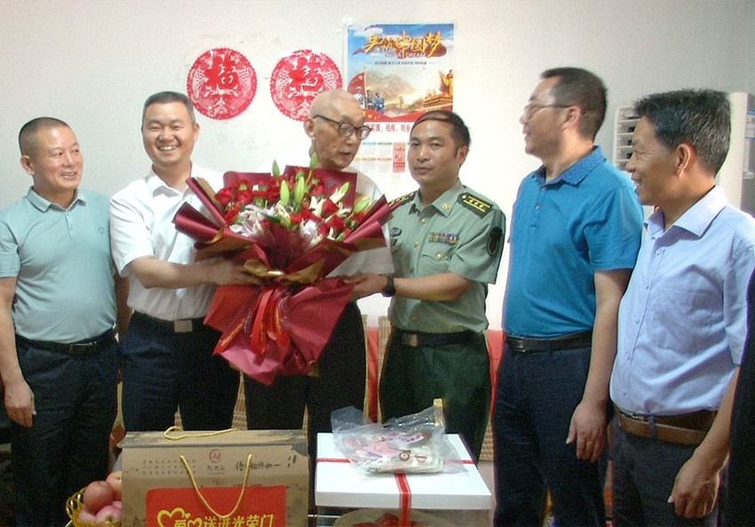 慰问陈兴胜时的情景.jpg