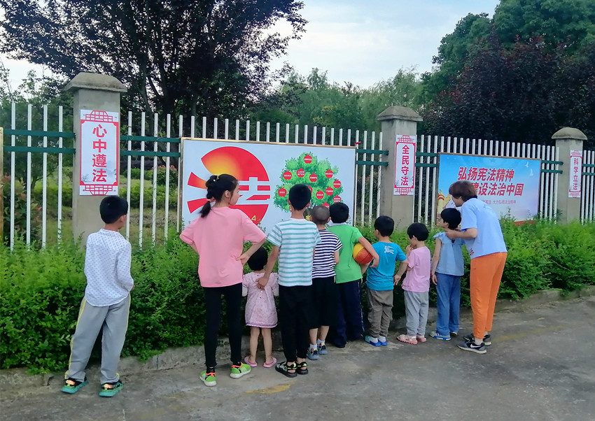 图为小朋友们学习法治内容.jpg