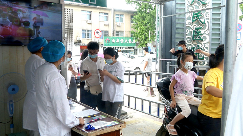 医务人员引导市民扫安康码.jpg